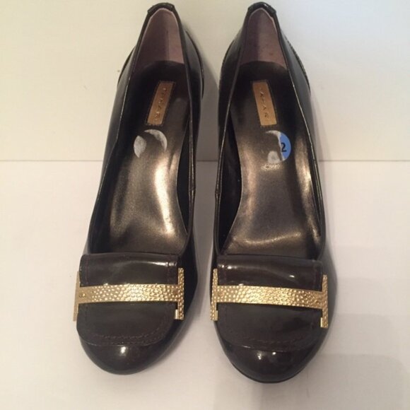 TAHARI HEELS SHOES GRAY PATENT LEATHER PUMPS GOLD ACCENT - Picture 2 of 8